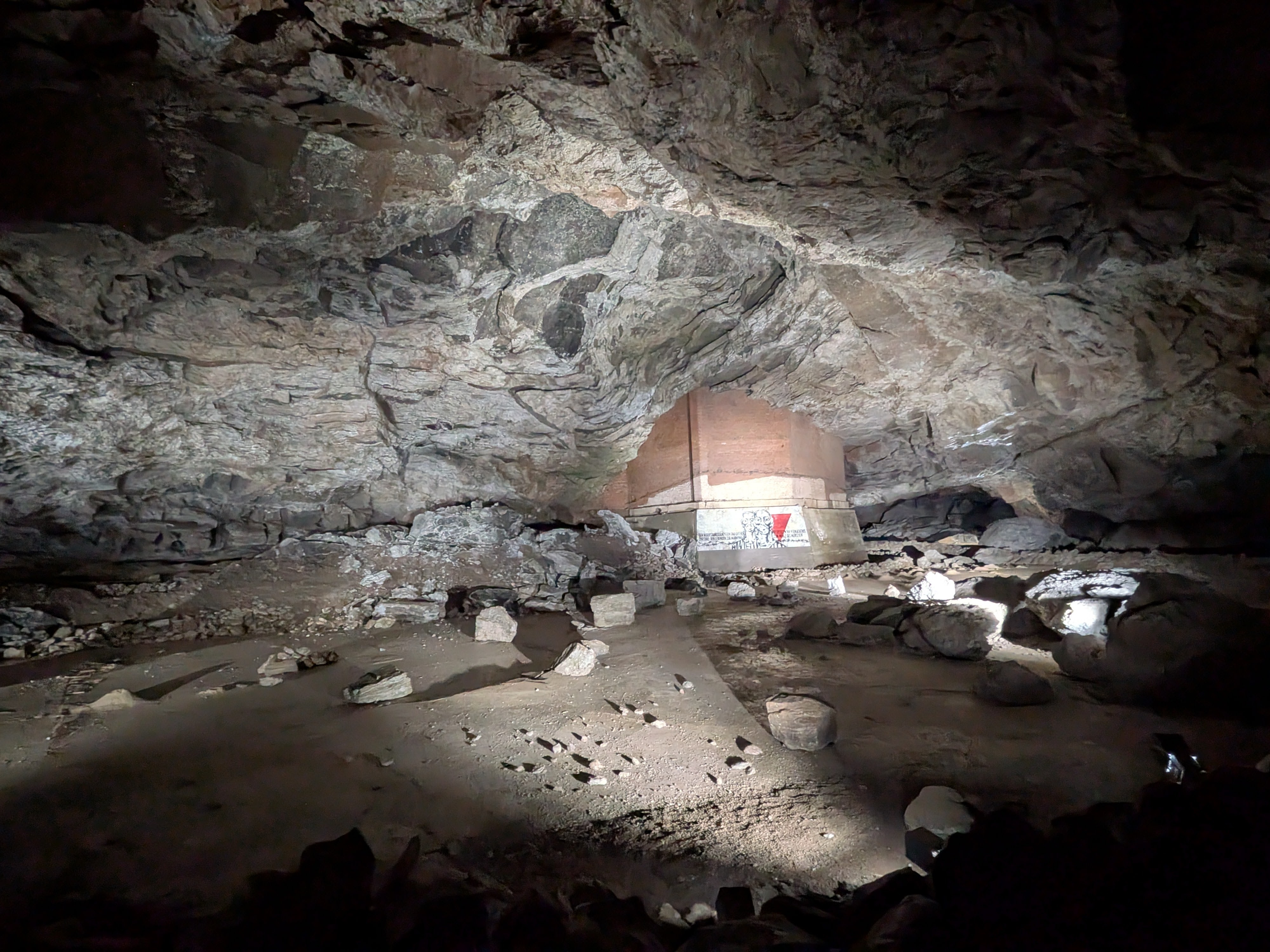 Mahnmal in der Hoehle