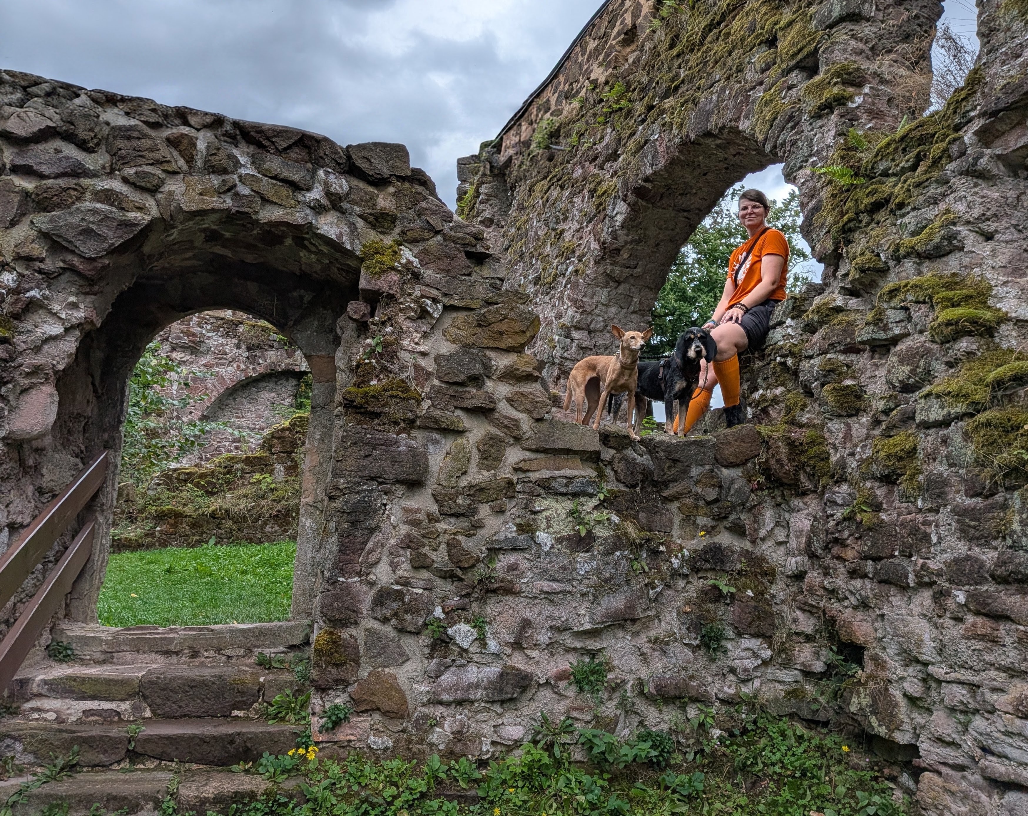 Aki mit Vendetta und Yoko in der Burgruine