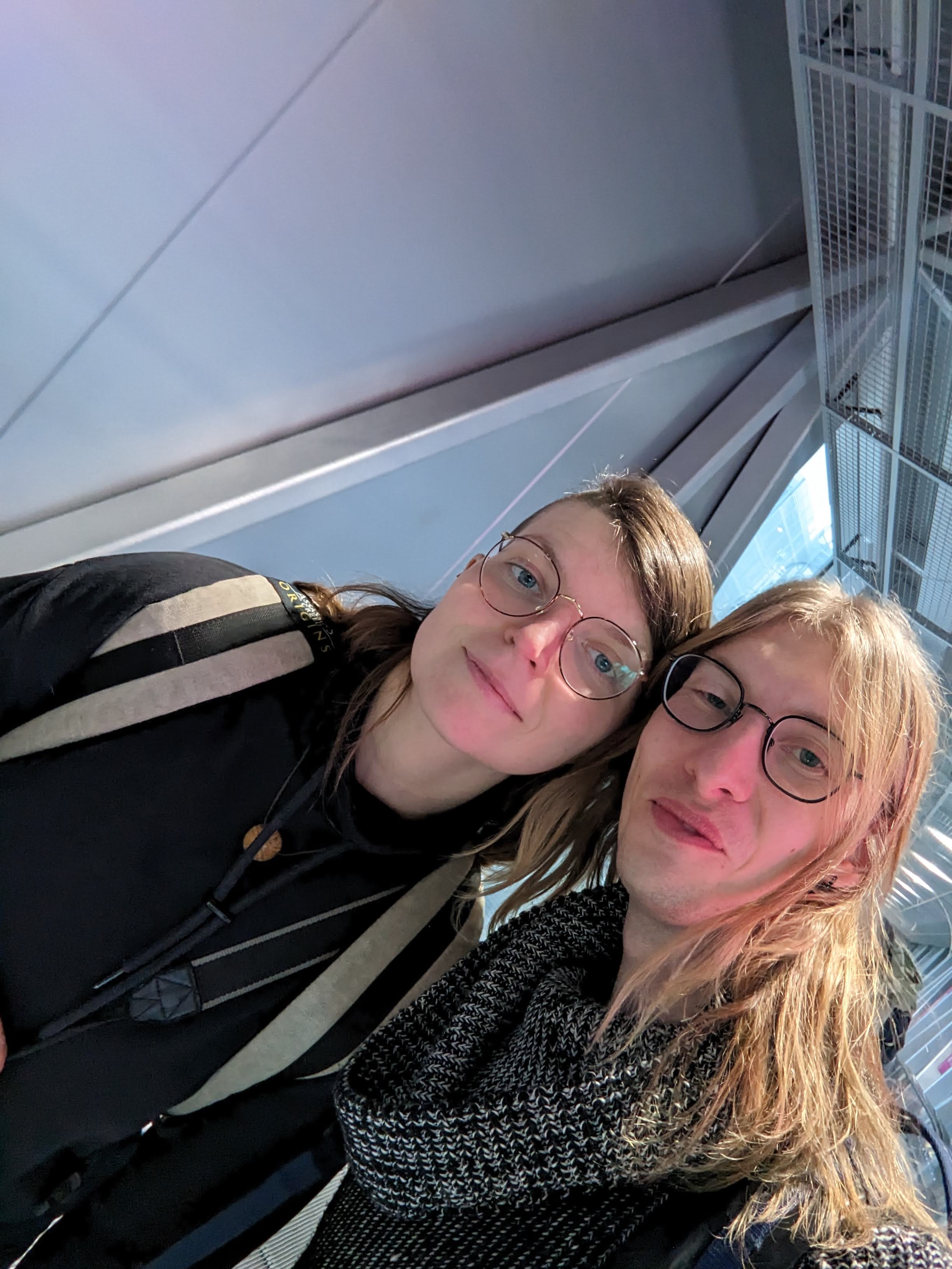 Aki und Syd am Flughafen