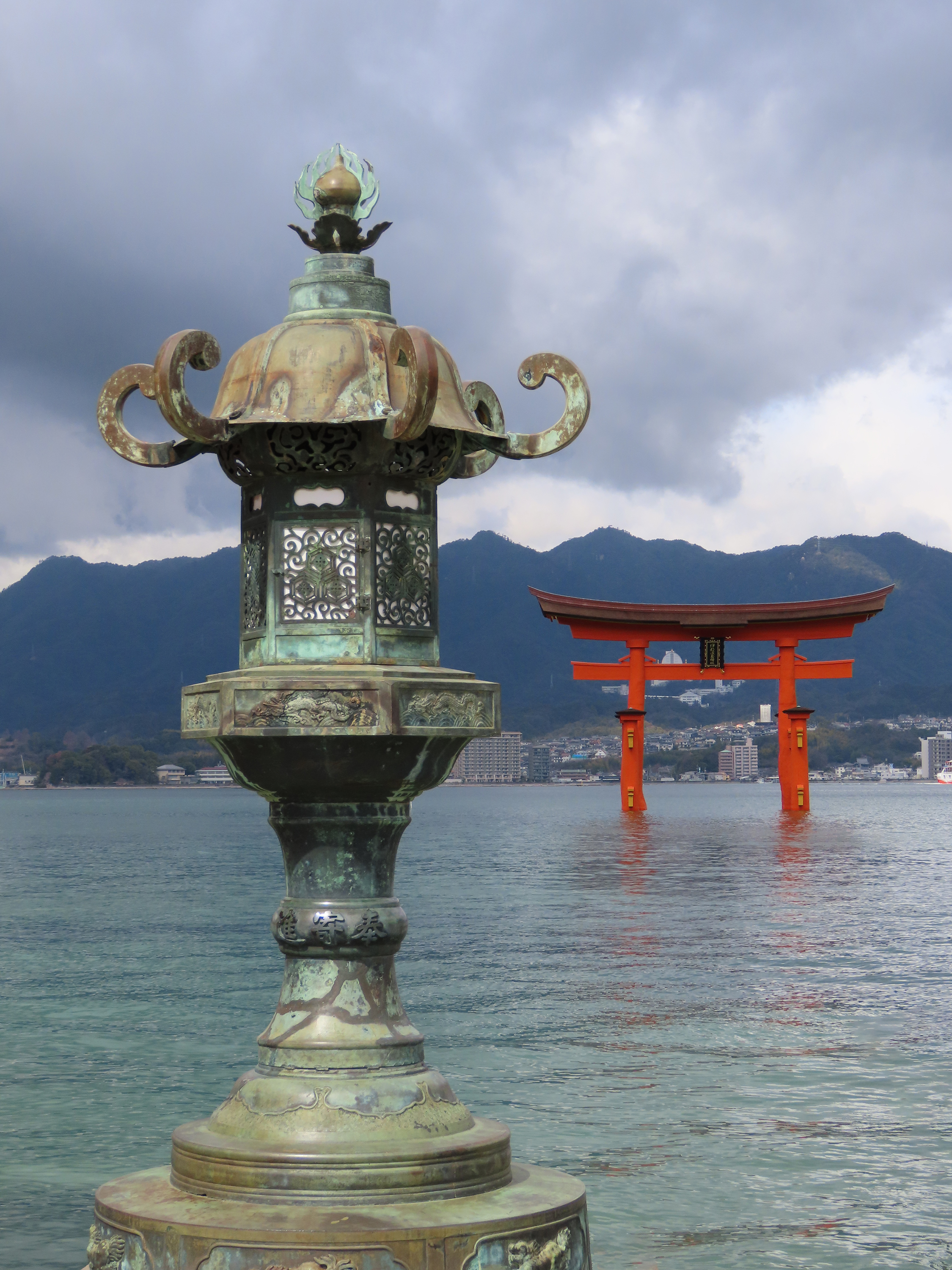Torii mit Laterne