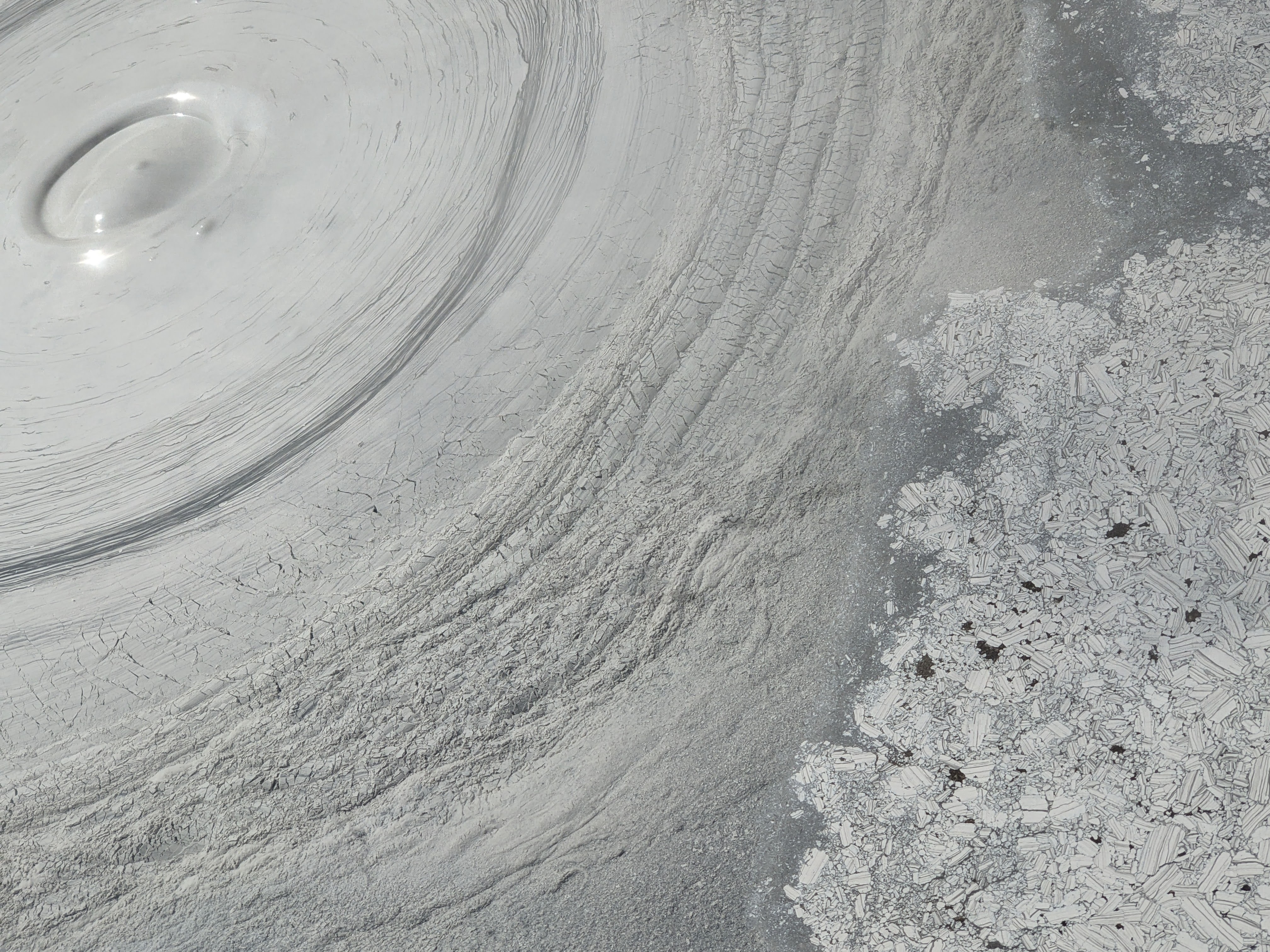 Heisse Erde grau nah