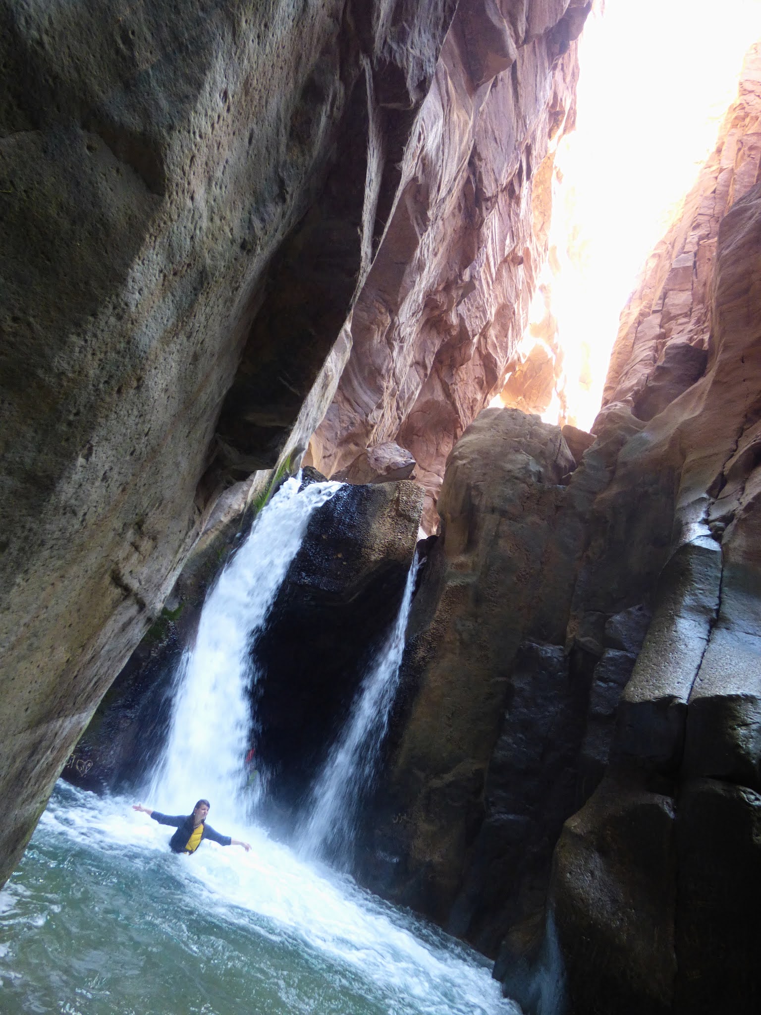 Aki bei einem Wasserfall