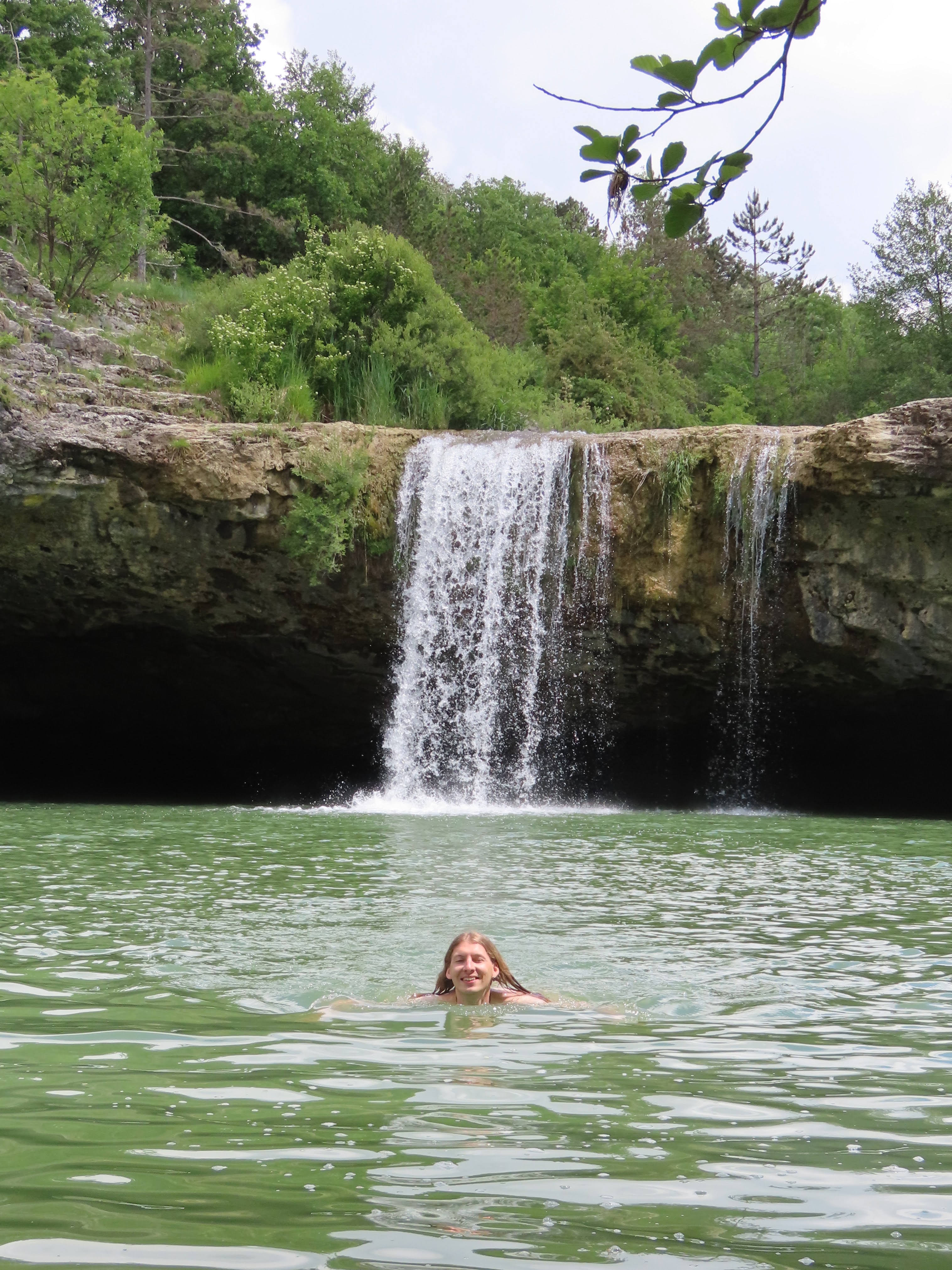 Syd schwimmt beim Wasserfall