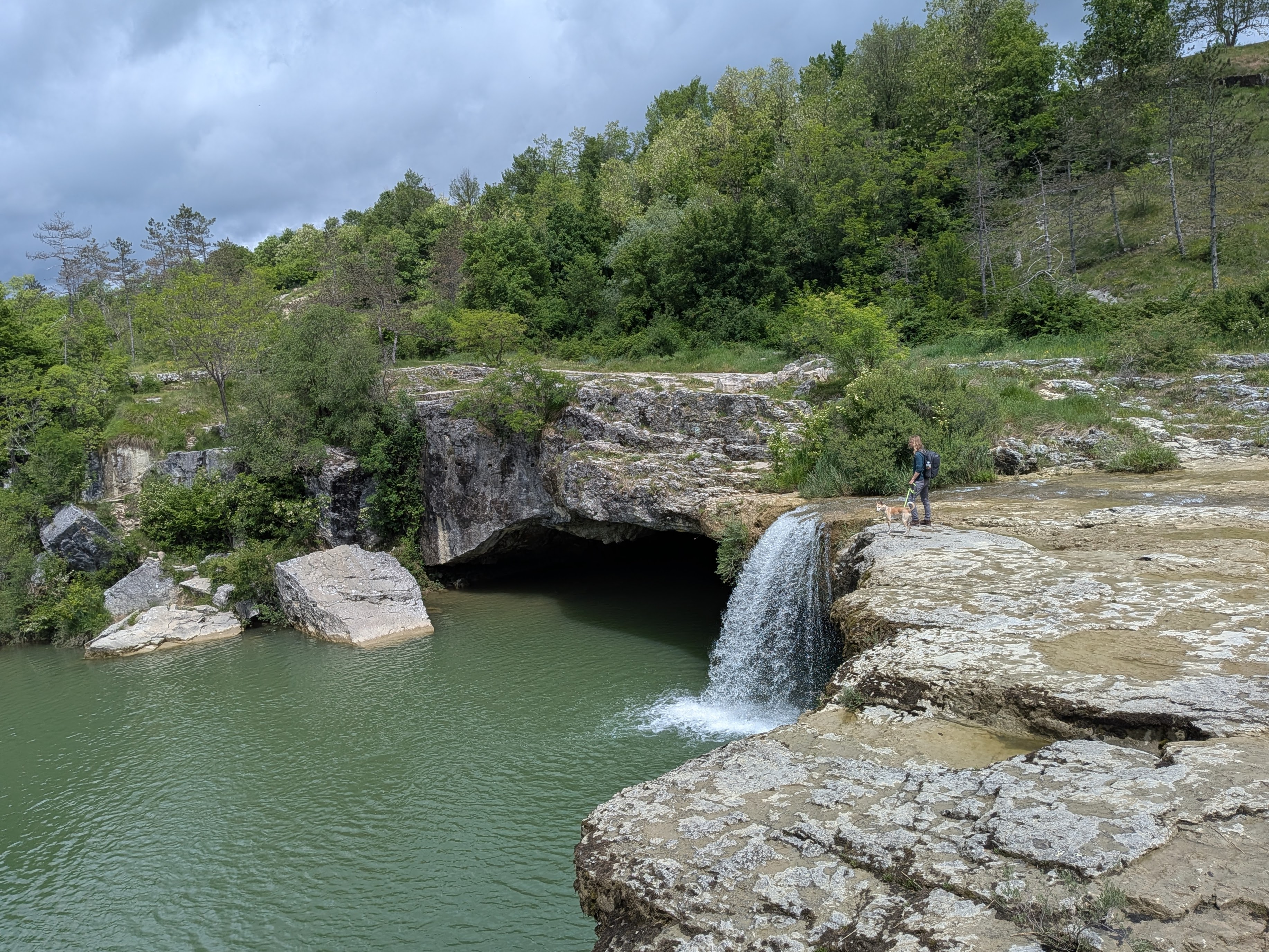 Syd und Yuri am Wasserfall