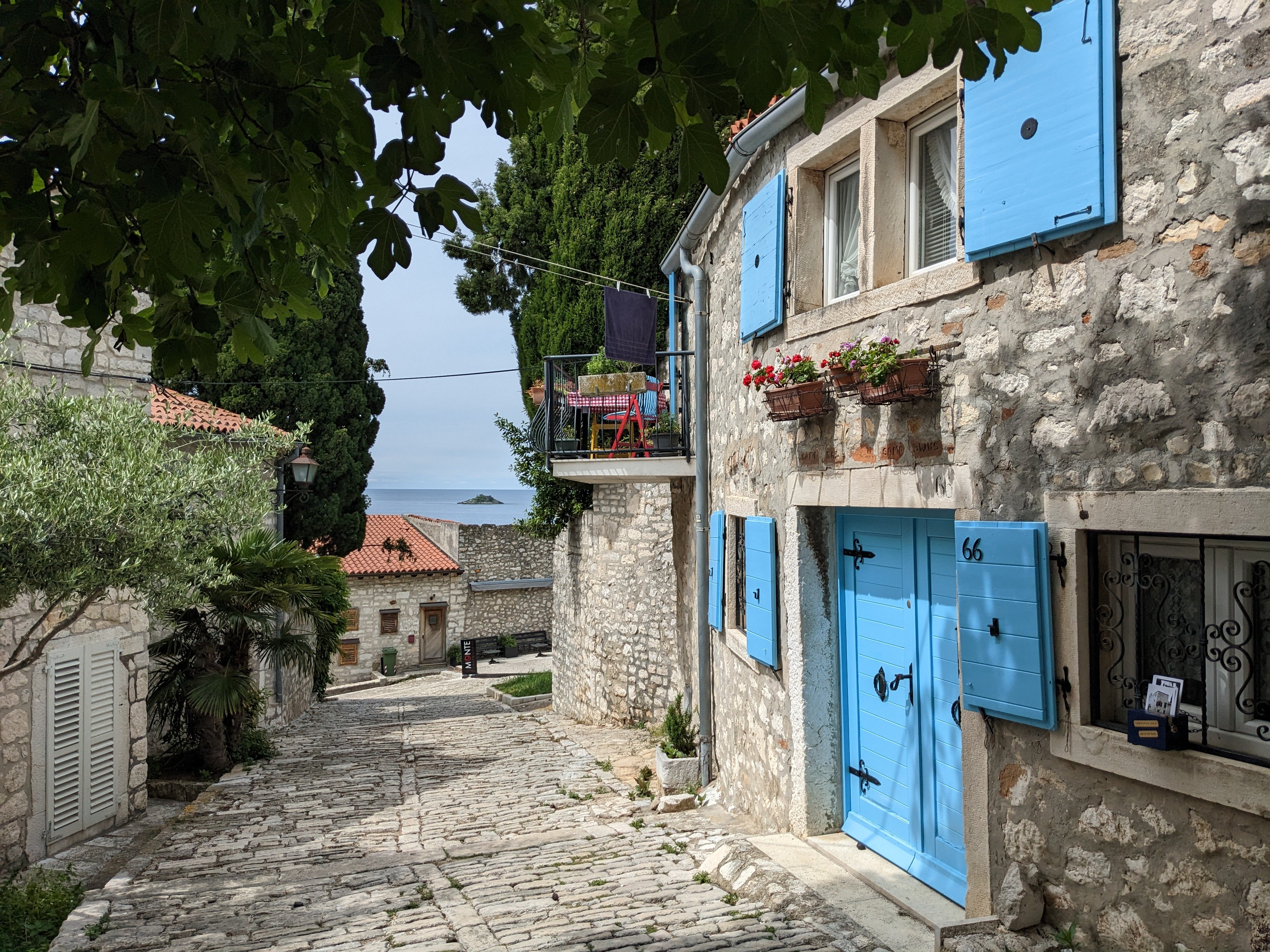Der Blick aufs Mittelmeer durch eine Gasse