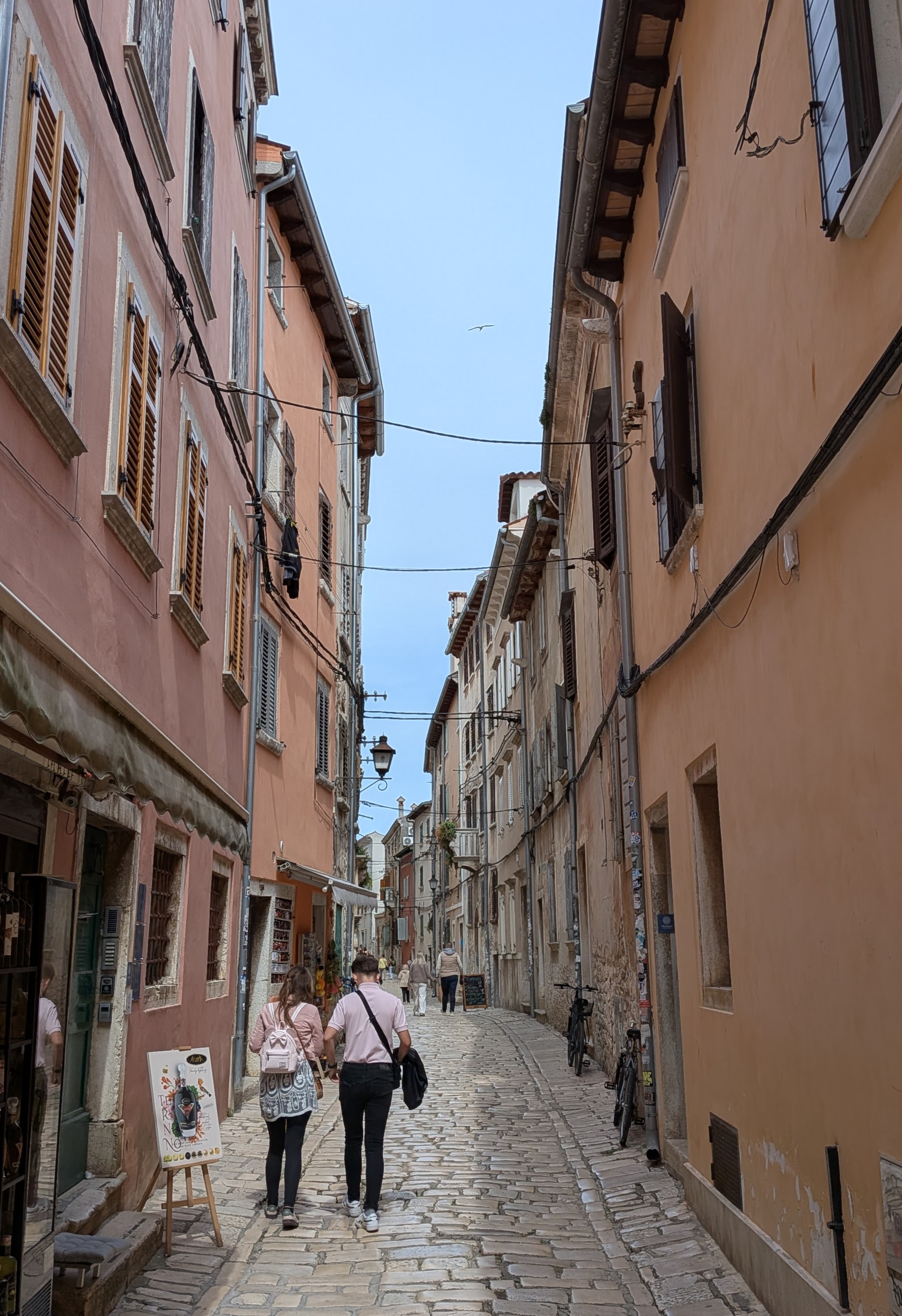 Ein Pärchen schlendert durch die Gassen von Rovinj