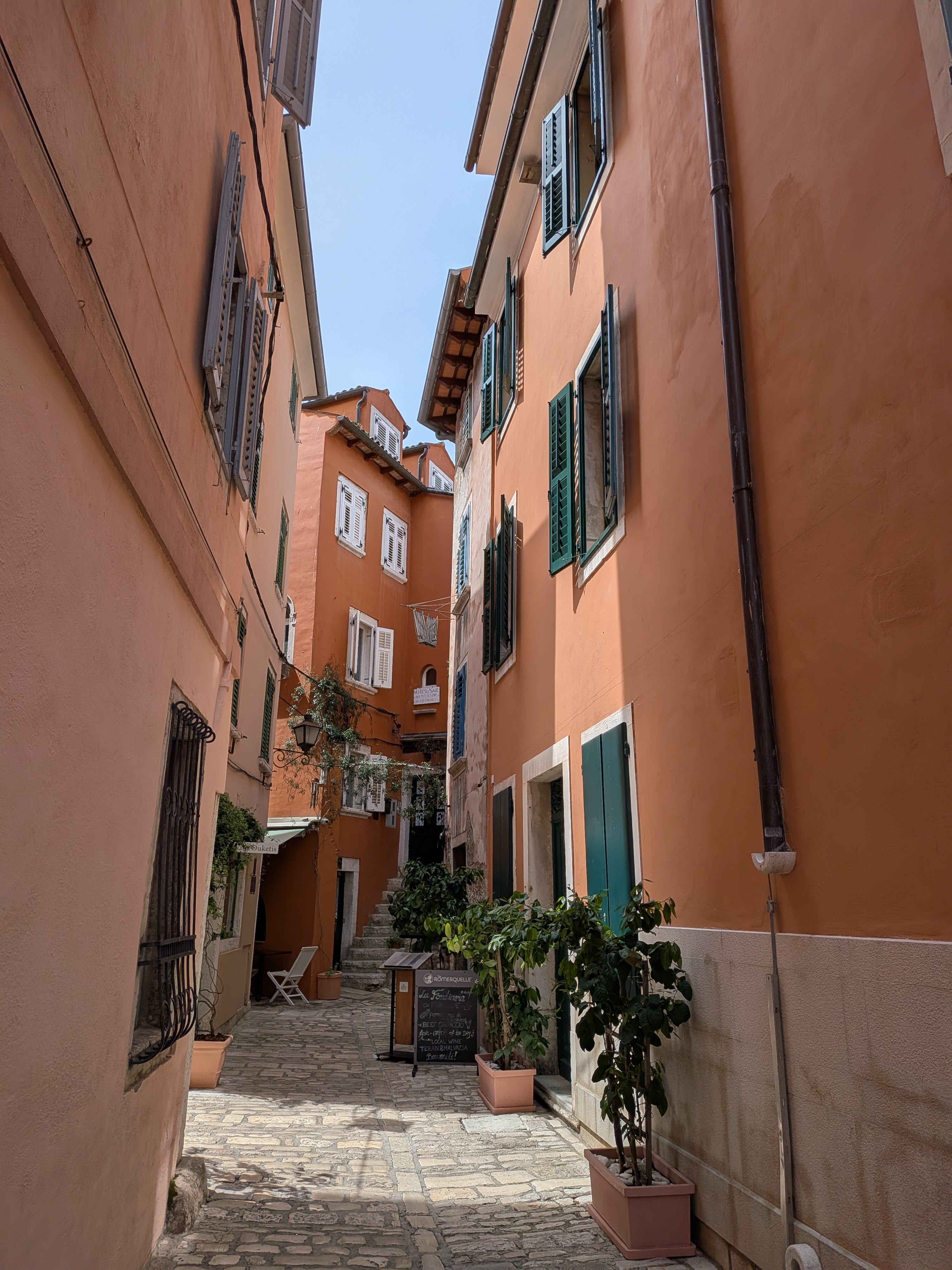 In dieser Gasse ist alles farblich abgestimmt