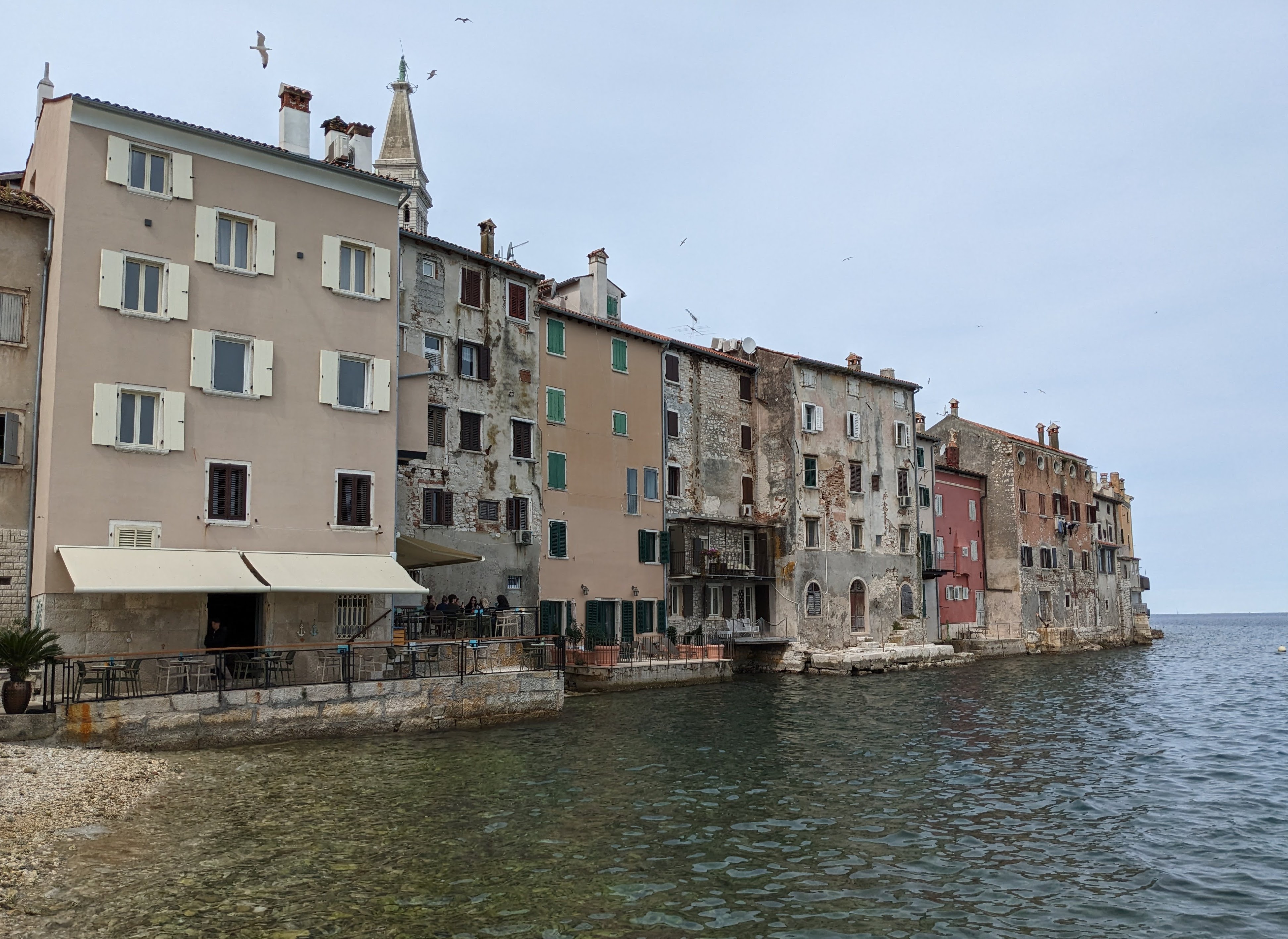 Rovinj liegt direkt am Mittelmeer