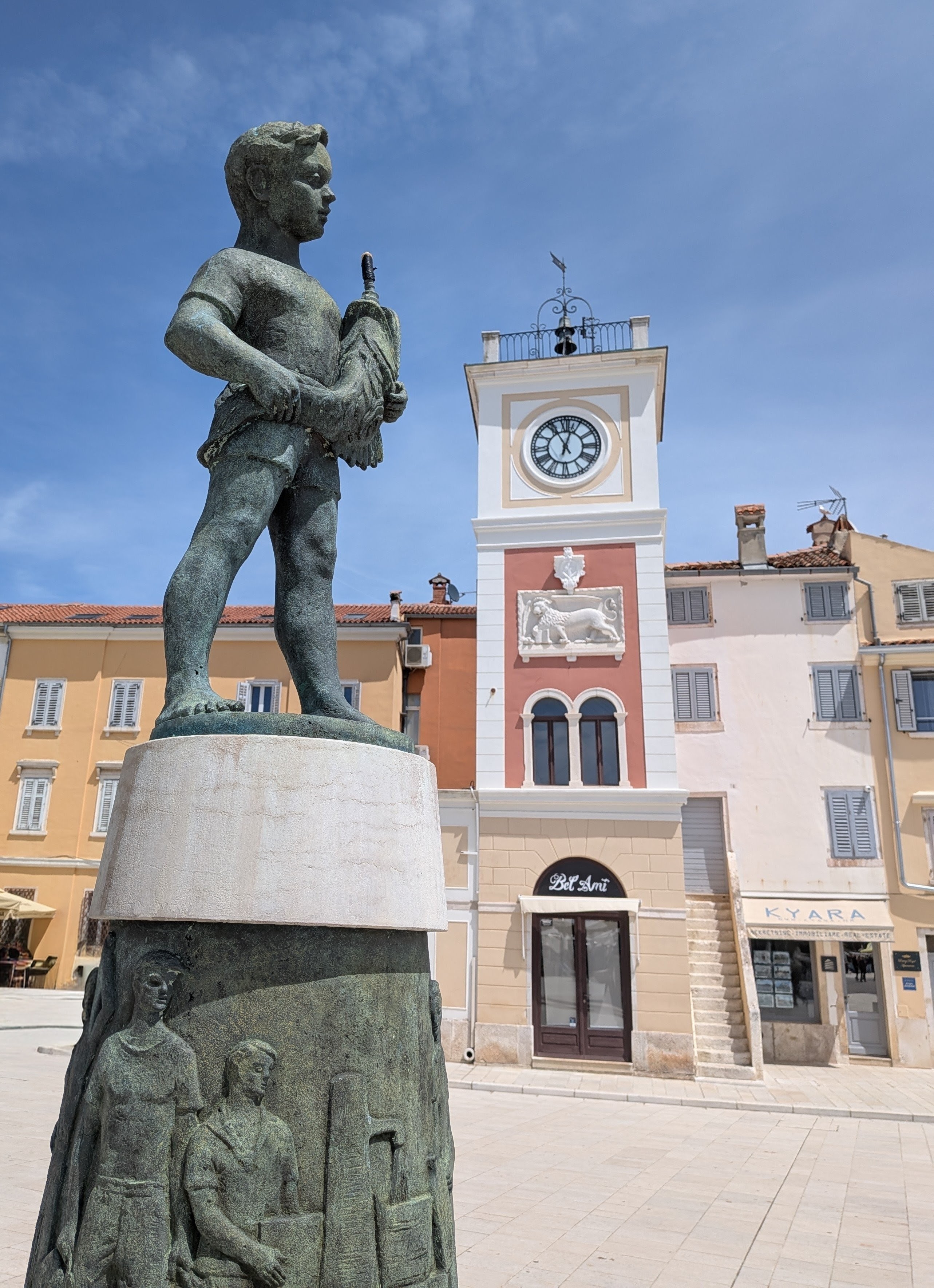 Eine Statue auf einem Platz