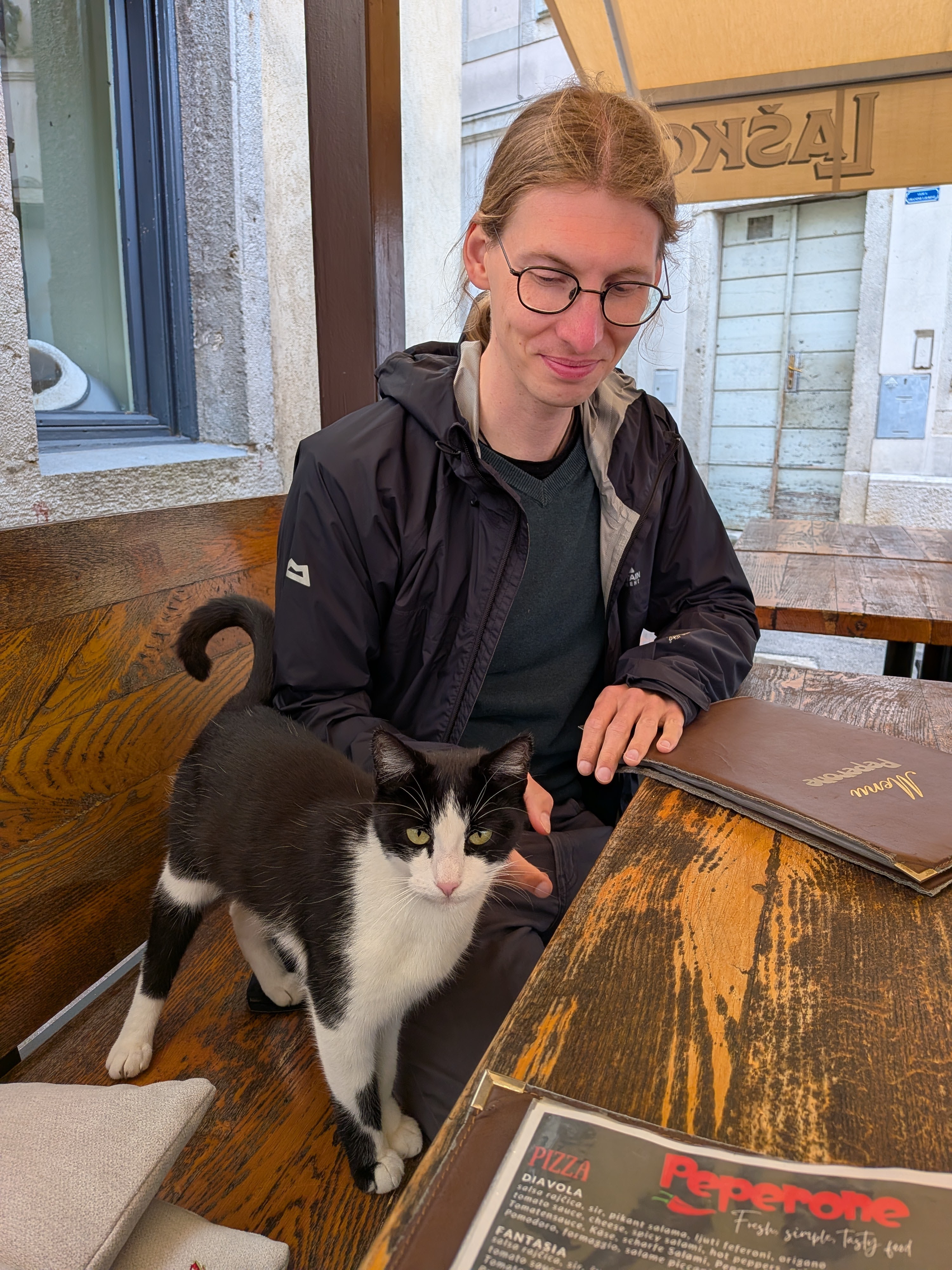 Syd streichelt eine Katze
