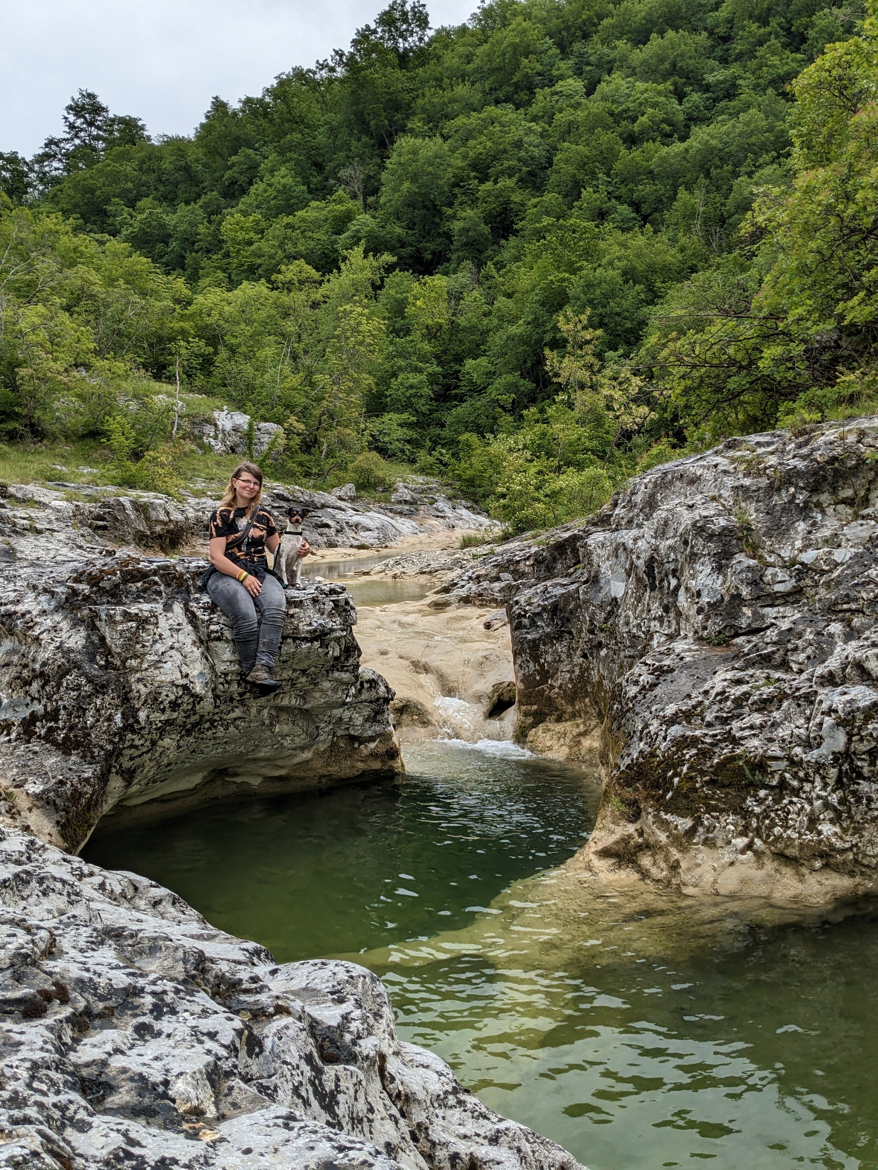 Aki und Zorro sitzen auf einem Felsen