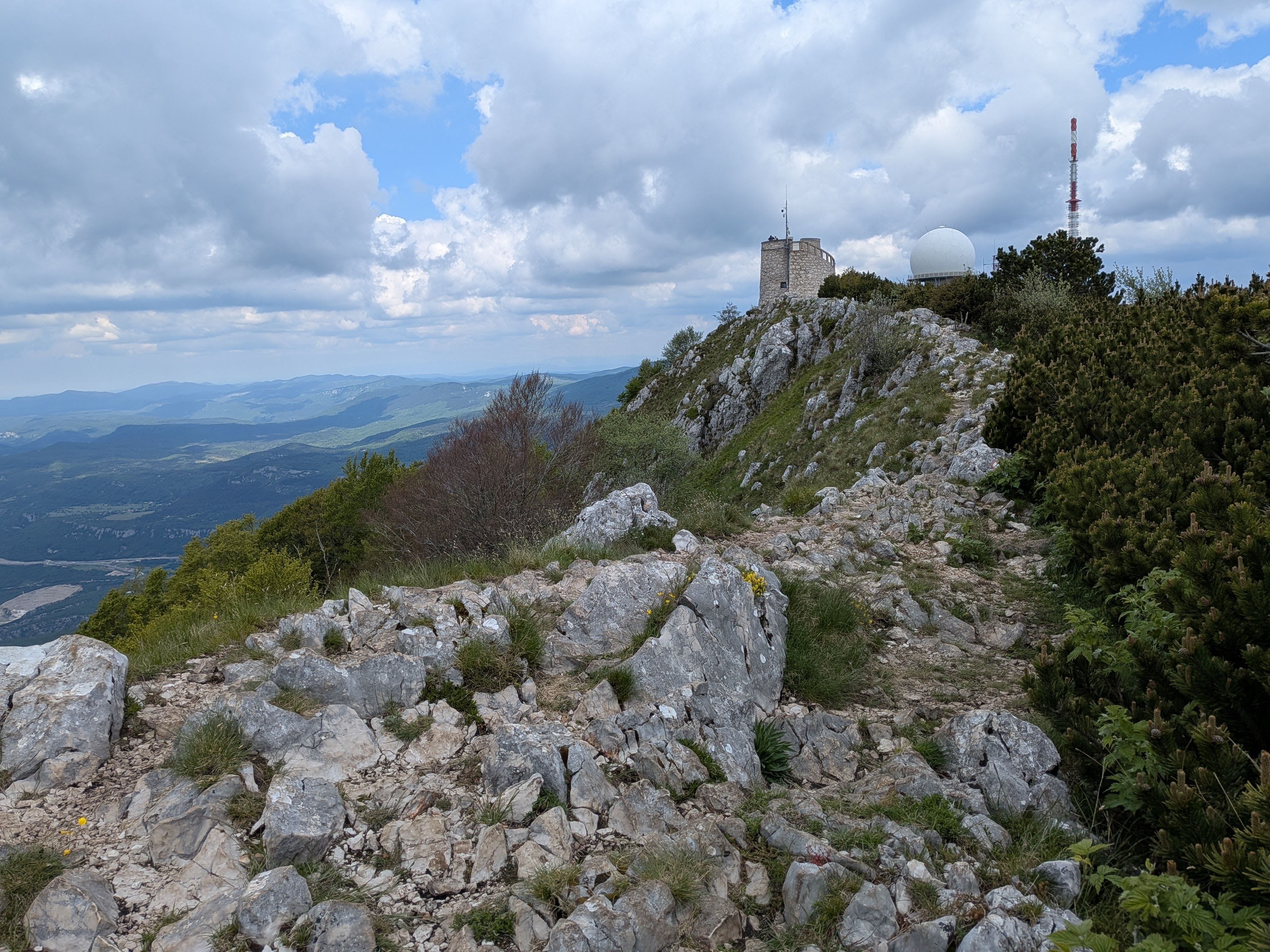 Der Weg auf dem Gipfel zum Aussichtsturm