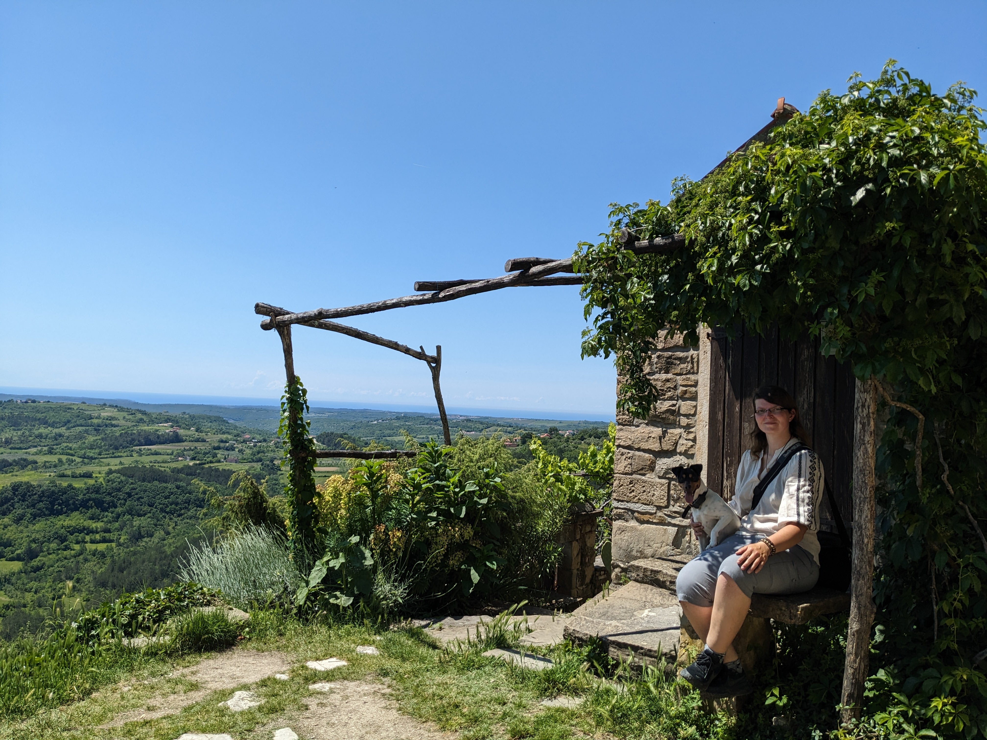Aki und Zorro bei einem alten Haus mit Aussicht
